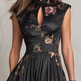 Patricia | Sort Satin Midi Kjole med Blomsterprint og Plissering