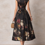 Patricia | Sort Satin Midi Kjole med Blomsterprint og Plissering